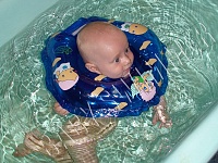 Чудо-круг надувной на шею с погремушкой внутри для купания малыша, новый!